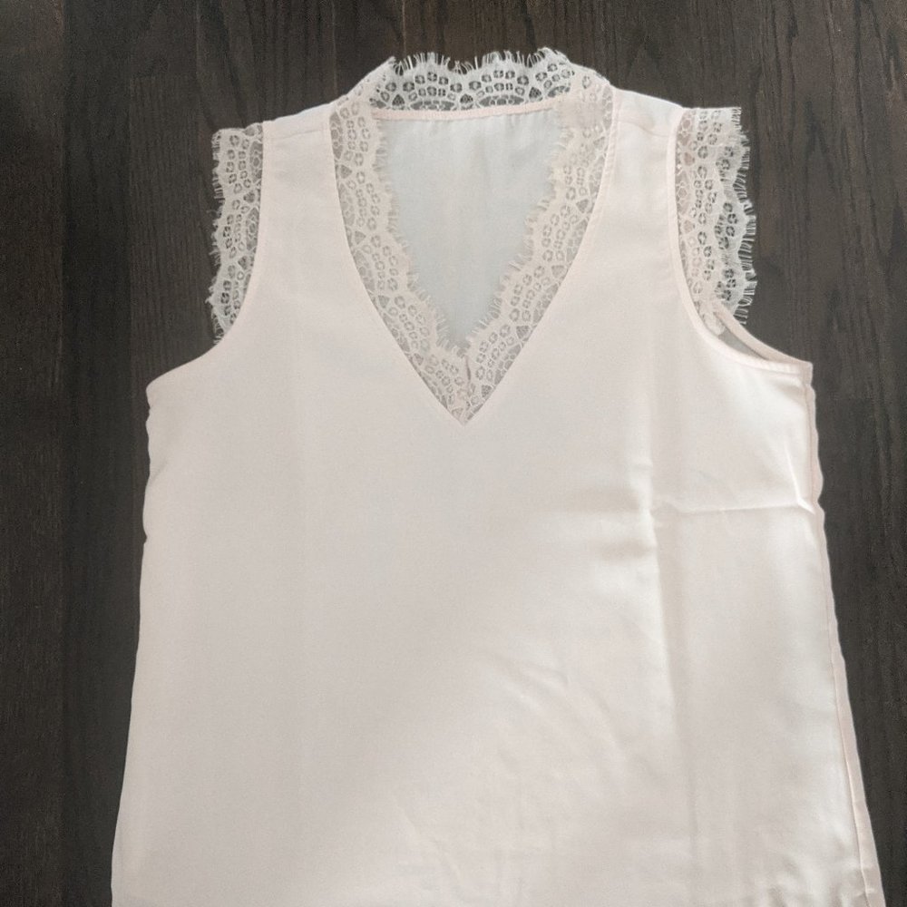 Sleeveless V-neck Blouses with lace
